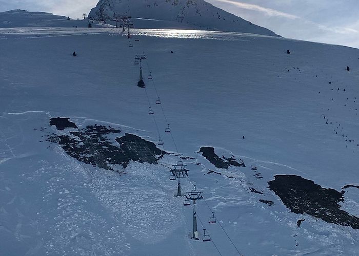 Cima Raca La estación de esquí de Astún comienza a reparar el telesilla Cima ... photo