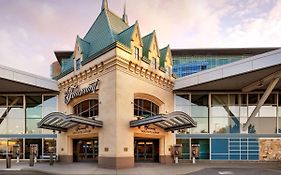 Fairmont Vancouver Airport In-Terminal Hotel Ричмонд Exterior photo