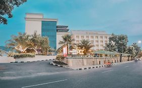 Отель Truntum Padang Паданг Exterior photo