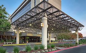 Отель Hilton Sacramento Arden West Exterior photo