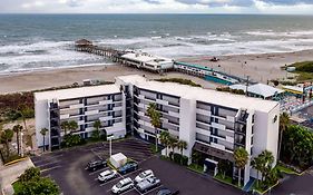 Отель La Quinta By Wyndham Cocoa Beach Oceanfront Exterior photo