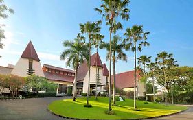 Grand Tropic Suites Hotel Сурабая Exterior photo