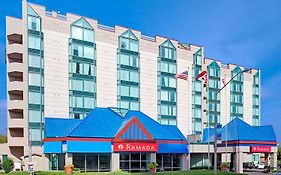 Отель Ramada By Wyndham Niagara Falls/Fallsview Exterior photo