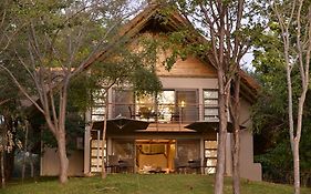 Victoria Falls Safari Suites Exterior photo
