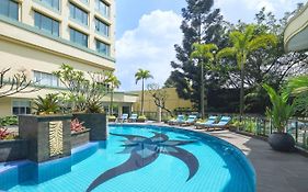 Отель Courtyard By Marriott Bandung Dago Exterior photo