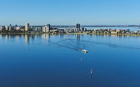 Отель Doubletree By Hilton Perth Waterfront Exterior photo