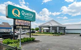Quality Inn & Suites Banquet Center Ливония Exterior photo