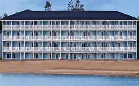 Fairview Beachfront Inn Маккино Сити Exterior photo