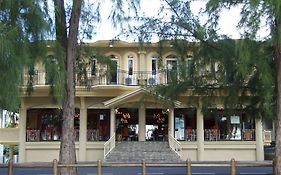 Отель White Shell Lounge And Restaurant Flic en Flac Exterior photo