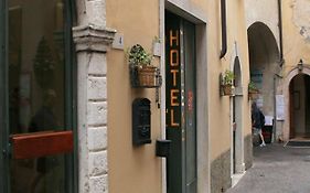 Hotel Modena Old Town Мальчезине Exterior photo