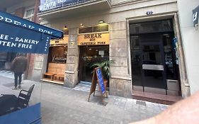 Отель Break Bcn - Hostal & Coffeebar Барселона Exterior photo