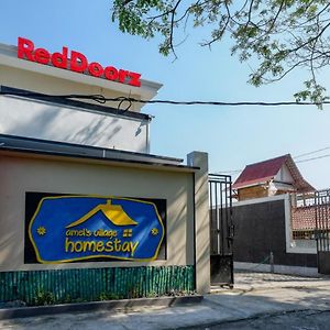 Отель Reddoorz Near Padang Golf Adisucipto Potrojayan Exterior photo