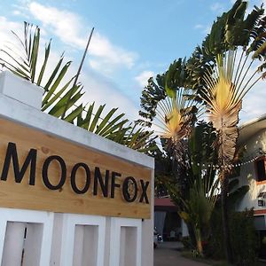 Moon Fox Cafeinn Art & Gallery Убонратчатхани Exterior photo