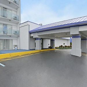 Отель Howard Johnson By Wyndham Saint Joseph Бентон-Харбор Exterior photo