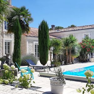 Bed and Breakfast Chambre D'Hotes Et Gite Olympe 4 Etoiles Saint-Porchaire Exterior photo