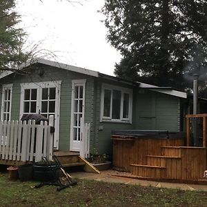 Вилла Woodland Cabin With Private Wood-Fired Hot-Tub Фарнем Exterior photo