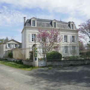 Отель Domaine De Berthegille Sablonceaux Exterior photo