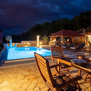 Luxury Villa Allen With Heated Pool Климно Room photo