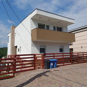 Отель Fiesta Apartman Мишкольц Exterior photo