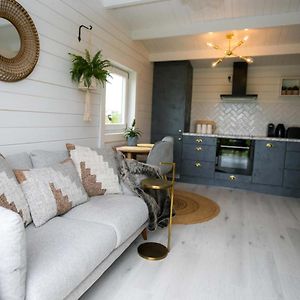 Вилла The Paddocks Cabin - Stylish, Cozy & Private Килларни Exterior photo