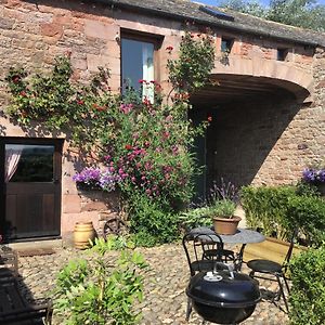 Вилла Historic Converted Byre In Courtyard Of 16C House Caldbeck Exterior photo