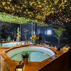 The Tudor Gathering - Events Groups - Up To 30 - Hot Tub Честер Exterior photo