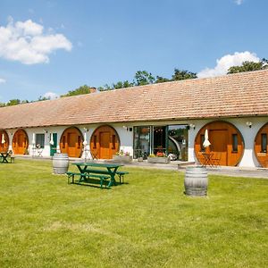 Отель Winzerhof Kuessler - Weinviertel Stillfried Exterior photo