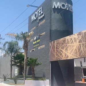 Motel Pedregal Suites Сан-Хуан-дель-Рио Exterior photo