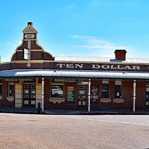 Ten Dollar Town Motel Галгонг Exterior photo