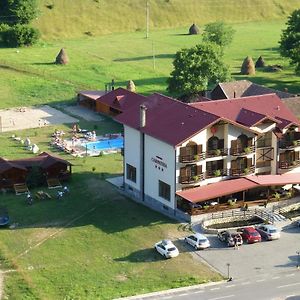 Hotel Carpathia Ремеци Exterior photo
