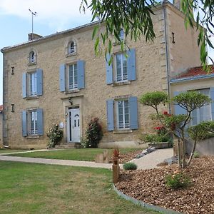 Chambres D'Hotes Le Tilleul Saint-Hilaire-des-Loges Exterior photo