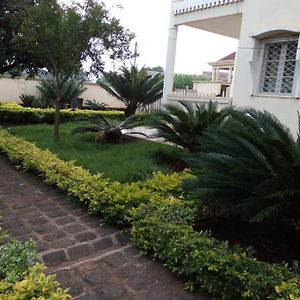 Manoir Des Princesses Bafoussam Exterior photo