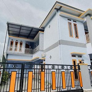 Отель Griya Mbak Tafik Syariah Gendingan Exterior photo