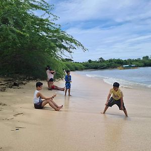 Отель Calatagan'S Bahay Kubo - With Beach Access Exterior photo