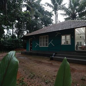 Babu'S Homestay By Lexstays Манантавади Exterior photo