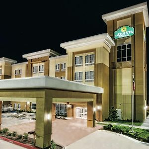 Отель La Quinta By Wyndham Victoria - South Exterior photo