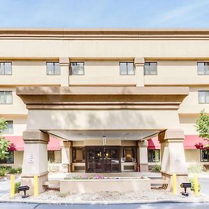 Отель Baymont By Wyndham Kalamazoo West Exterior photo