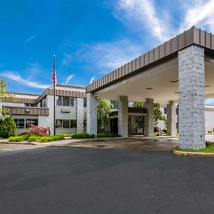 Отель Clarion Pointe Jamestown - Falconer Exterior photo