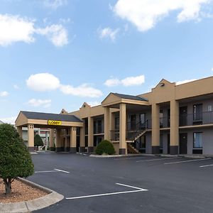 Super 8 By Wyndham Clarksville Northeast Exterior photo