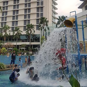 Hotel Santika Premiere Kota Harapan Indah Бекаси Exterior photo