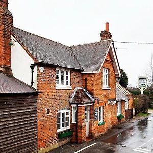 Отель The Six Bells Ньюбери Exterior photo