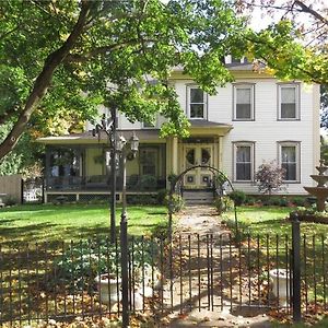 Bed and Breakfast Raindrops On Roses Bed & Breakfast Herkimer Exterior photo