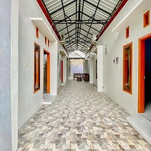 Отель Griya Asri Syariah Mitra Reddoorz Rogojampi Exterior photo