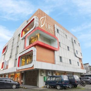 Life Hotel Stasiun Kota Сурабая Exterior photo