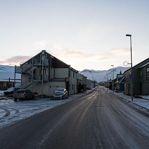 Апартаменты Scenic Penthouse - Ocean View & Skylight Windows Siglufjordur Exterior photo