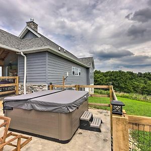 Вилла Chic Williamstown Retreat With Pool And Hot Tub! Exterior photo