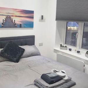 Modern One-Bedroom Flat In Мейдстон Exterior photo