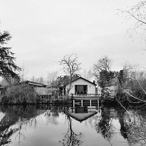 Вилла Rustig Gelegen Chalet Kapeki Met Tuin Aan Het Water Гел Exterior photo