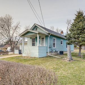 Cedar Rapids Vacation Home Near Downtown District! Exterior photo