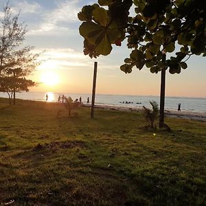 Отель Private Beach House With Sunset View @ Kuala Penyu Sabah Kampong Tidong Exterior photo